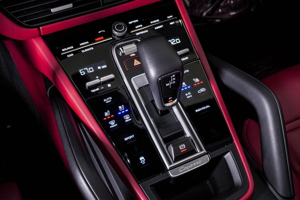 Certified 2023 Porsche Cayenne Platinum Edition image 24