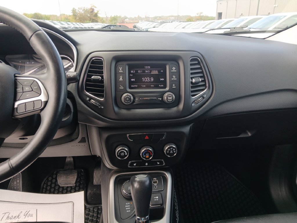 Used 2018 Jeep Compass Latitude w/ Cold Weather Group AWD/4WD image 19