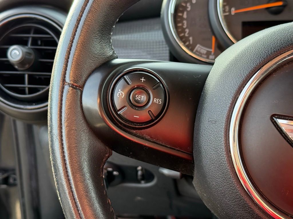 Used 2015 MINI Cooper 4-Door Hardtop image 24