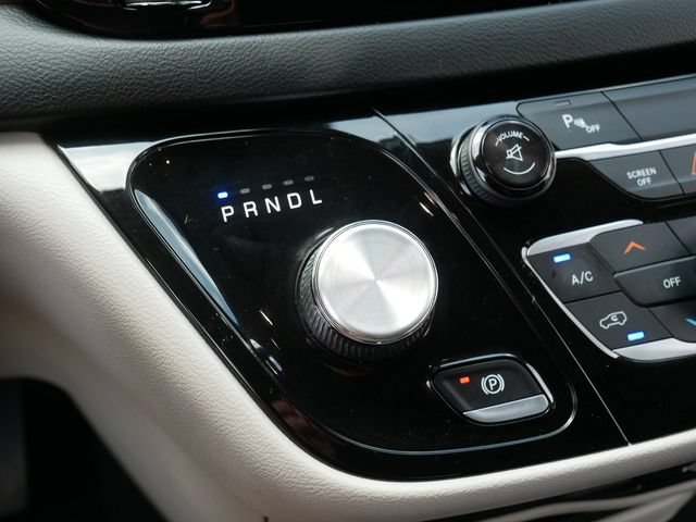 Used 2017 Chrysler Pacifica Premium FWD image 33