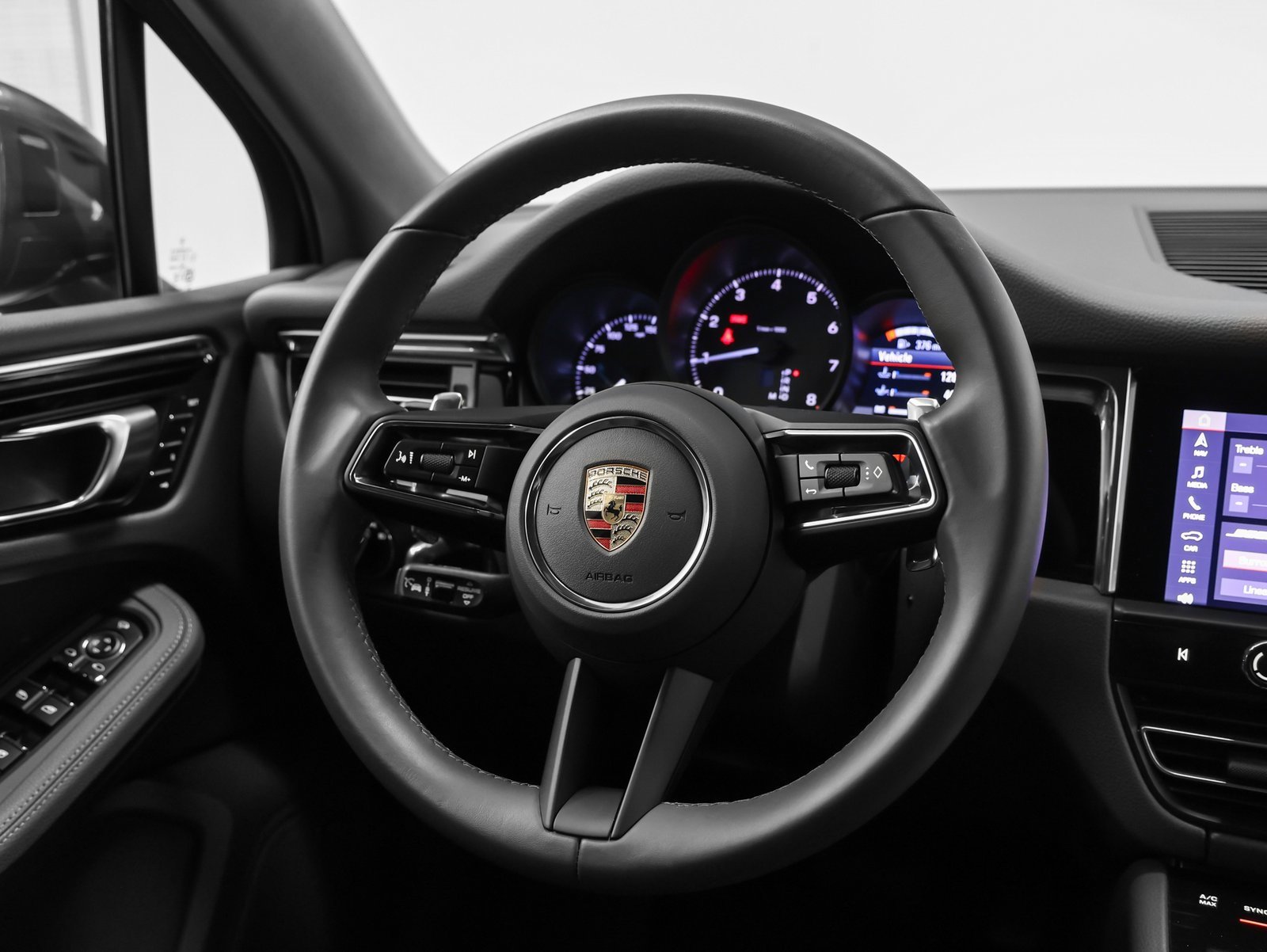 Used 2025 Porsche Macan image 29