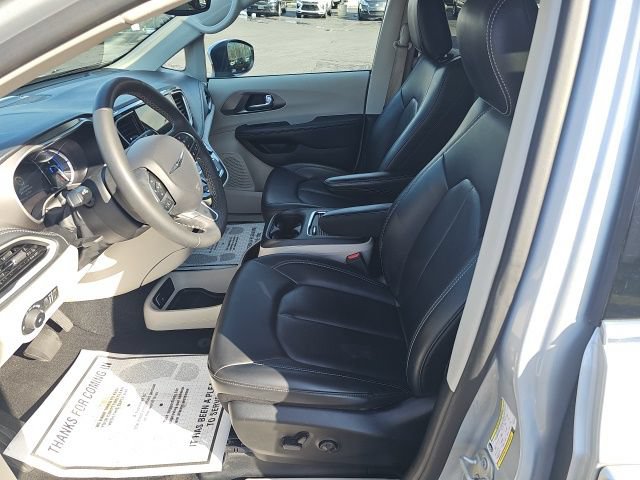 Used 2023 Chrysler Pacifica Touring-L FWD image 15