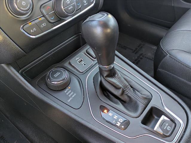 Used 2021 Jeep Cherokee Latitude Lux w/ Comfort/Convenience Group AWD/4WD image 12