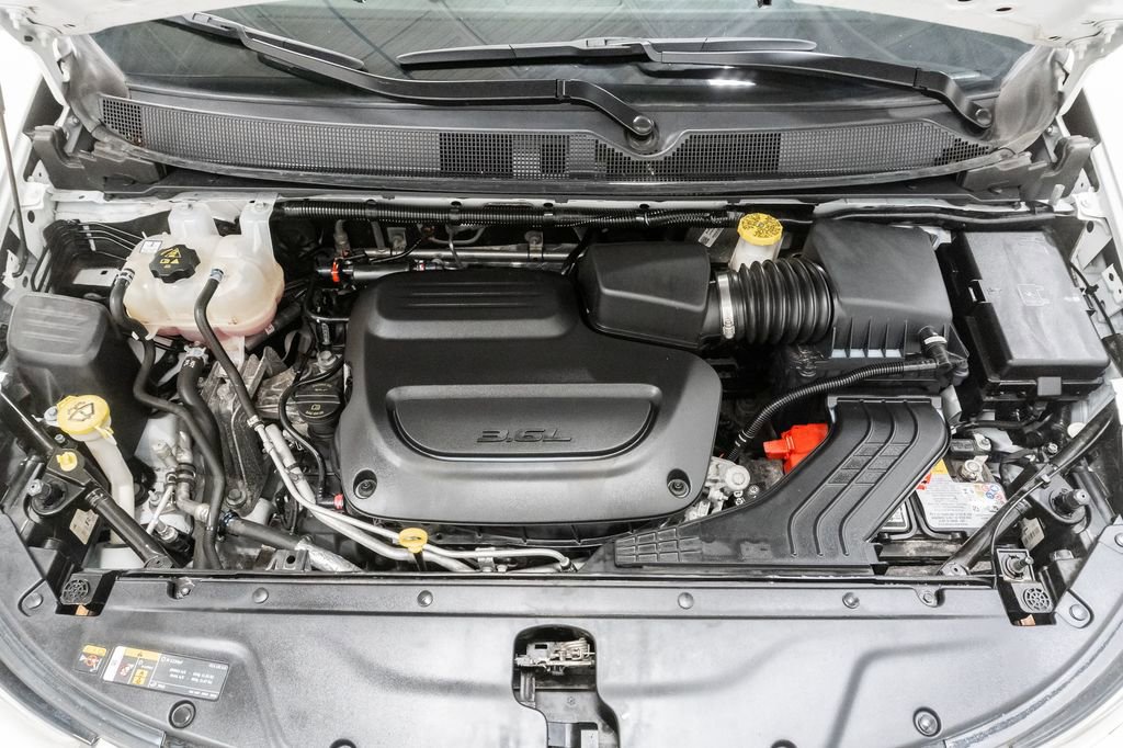 Used 2023 Chrysler Pacifica Touring-L FWD image 3
