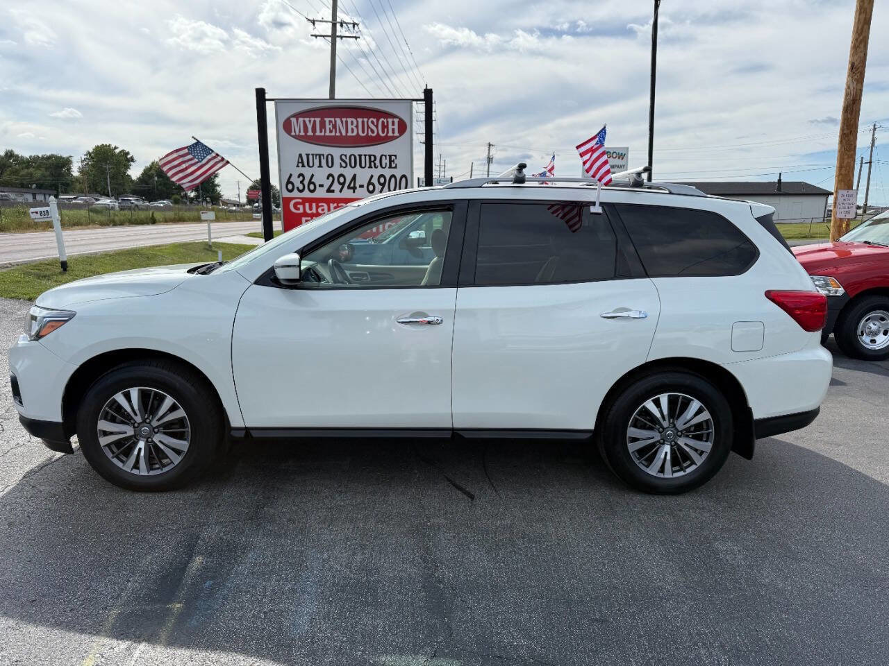 Used 2020 Nissan Pathfinder SV image 1