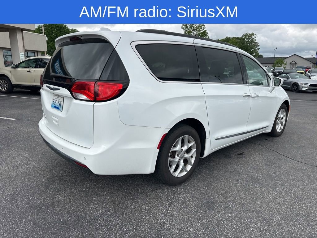 Used 2017 Chrysler Pacifica Touring-L w/ Tire & Wheel Group FWD image 4
