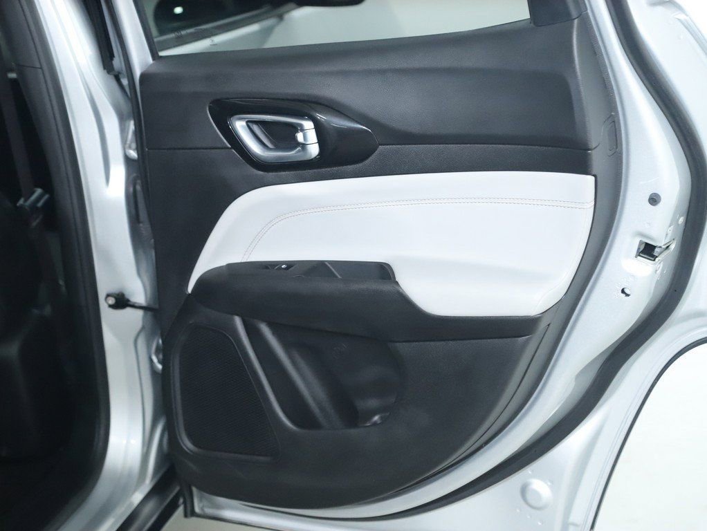 Used 2025 Jeep Compass Limited image 31