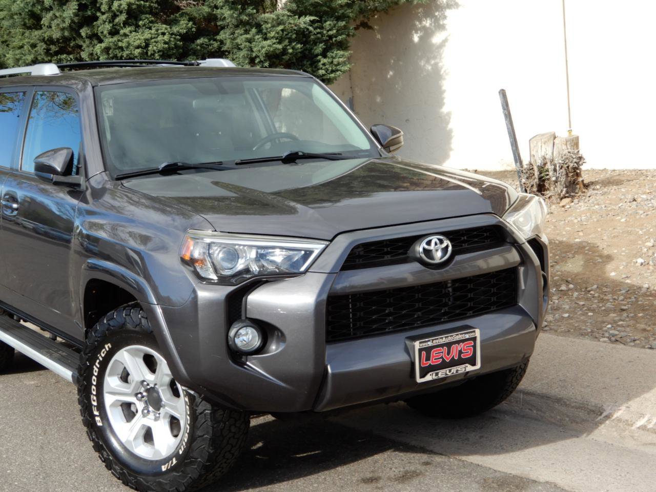 Used 2018 Toyota 4Runner SR5 AWD/4WD image 2