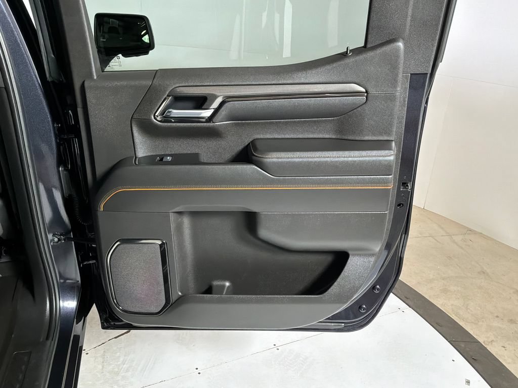 Used 2025 GMC Sierra 1500 AT4 w/ Technology Package AWD/4WD image 16
