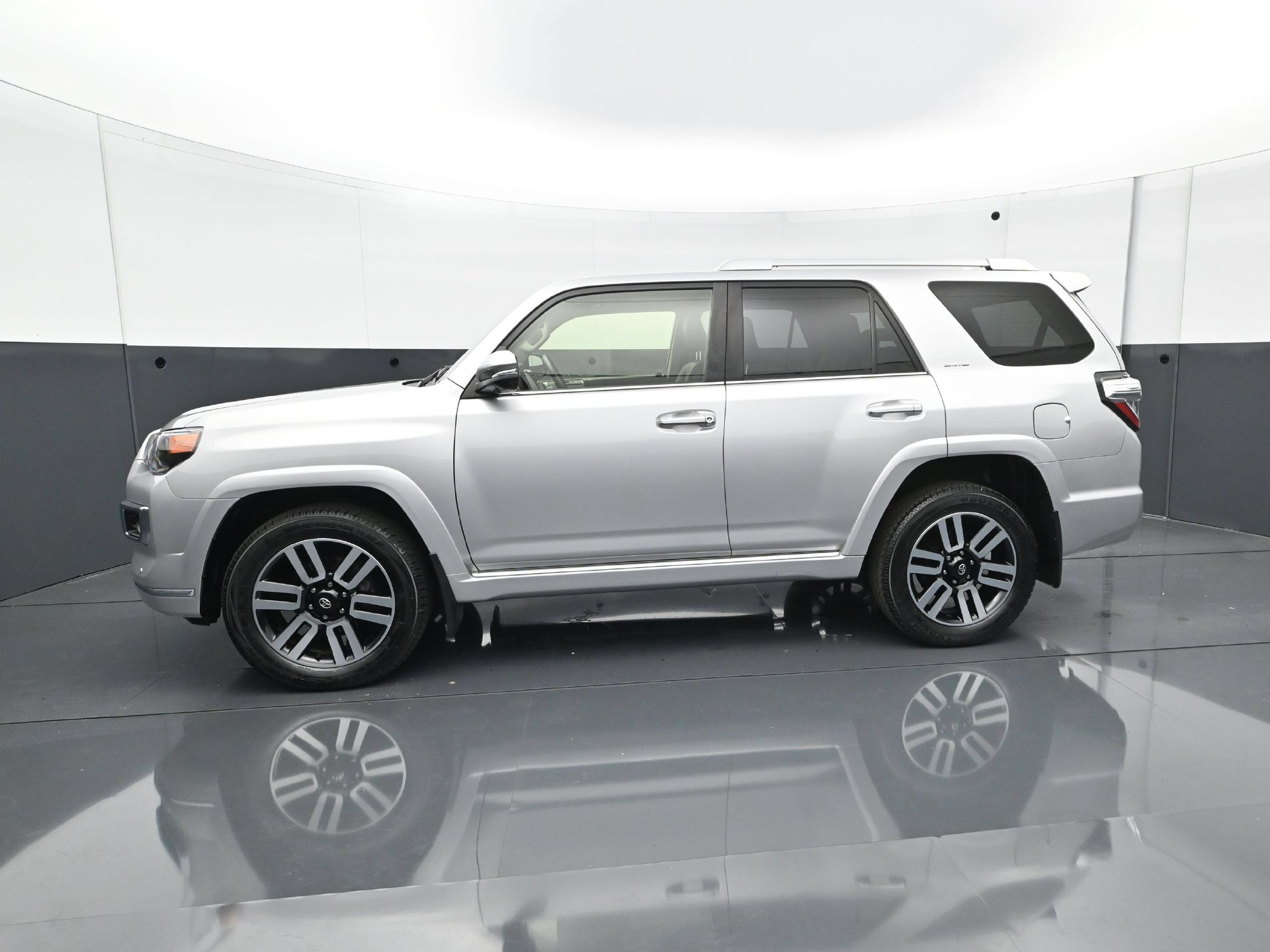 Used 2024 Toyota 4Runner Limited AWD/4WD image 3