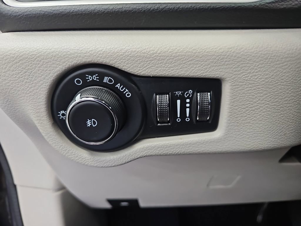 Used 2023 Chrysler Pacifica Touring-L FWD image 25