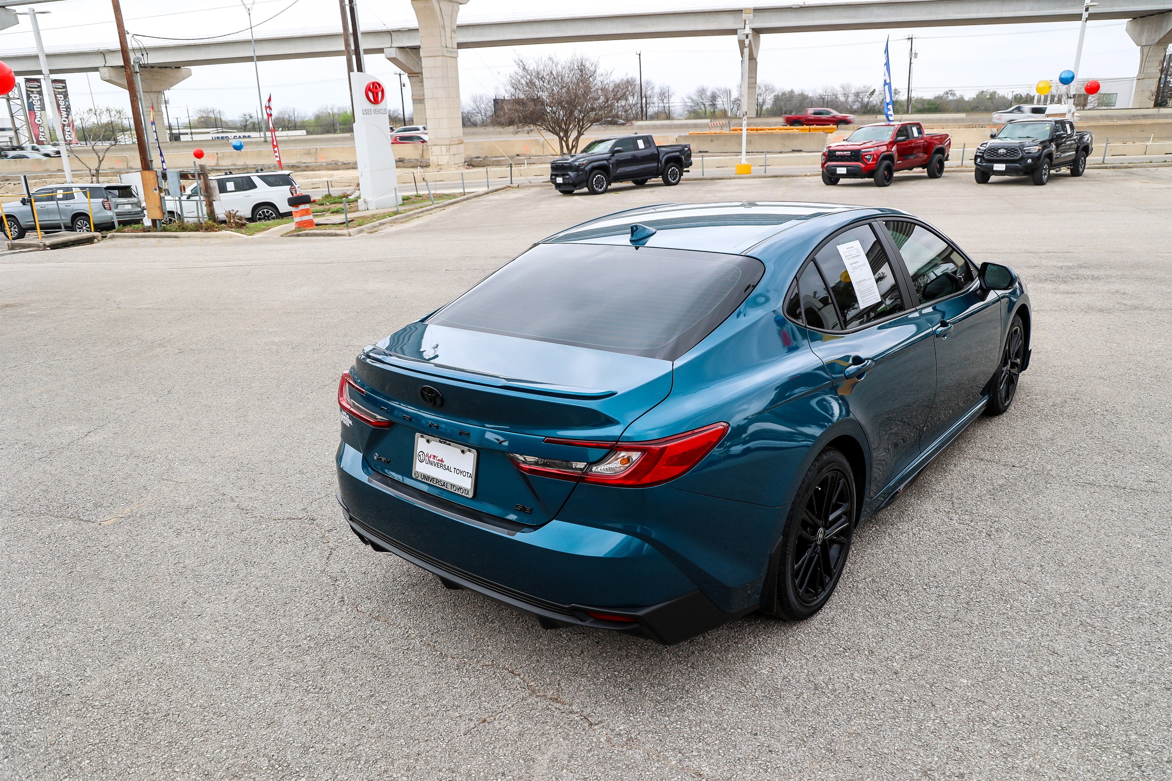 Used 2025 Toyota Camry SE w/ Convenience Package image 7