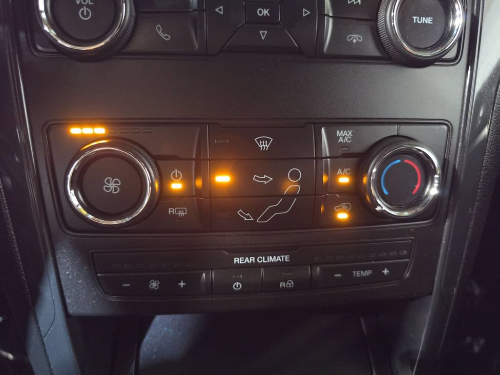 Used 2018 Ford Explorer XLT AWD/4WD image 16