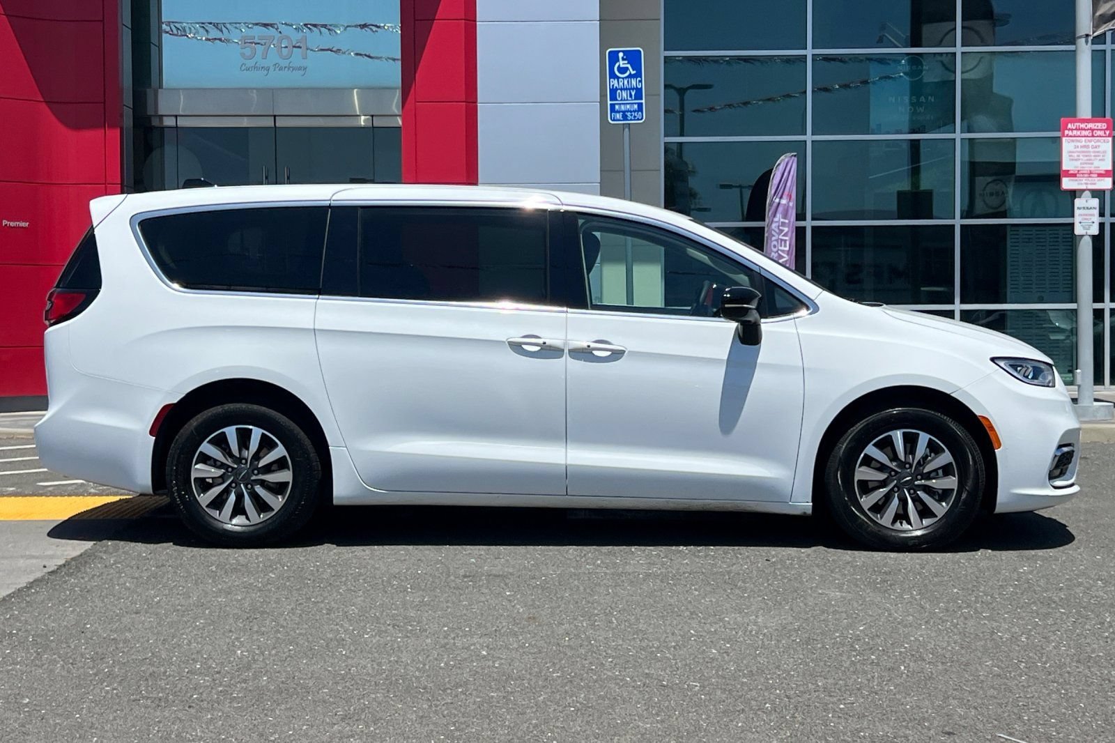 Used 2024 Chrysler Pacifica Limited FWD image 3