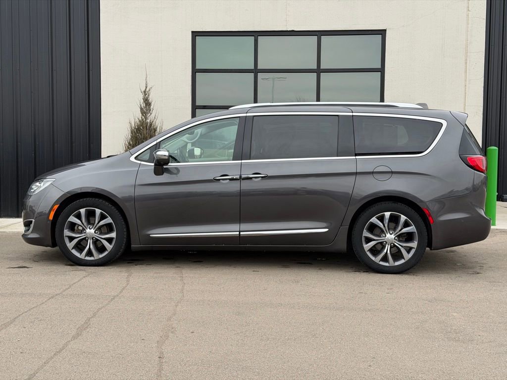 Used 2018 Chrysler Pacifica Limited w/ Tire & Wheel Group image 2