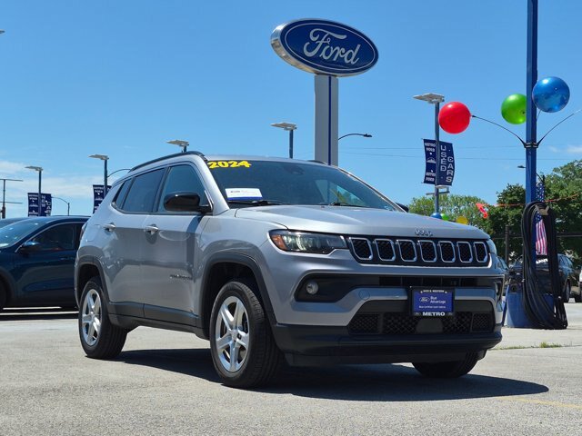 Used 2024 Jeep Compass Latitude AWD/4WD image 2