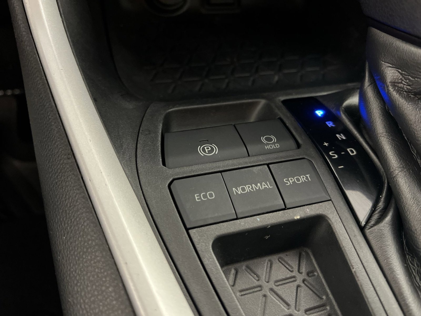 Used 2020 Toyota RAV4 LE w/ Carpet Mat Package image 32