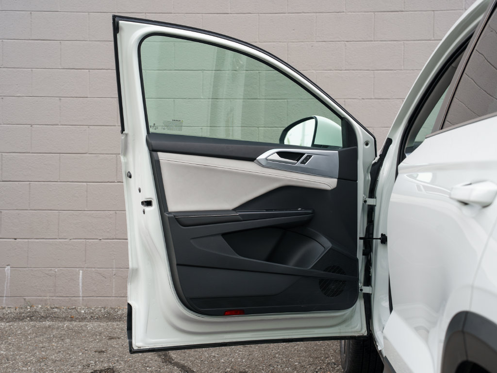 Certified 2025 Volkswagen Taos SE AWD/4WD image 15
