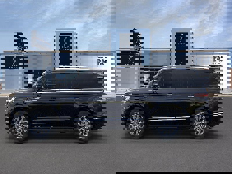 New 2022 Lincoln Navigator 4WD image 3