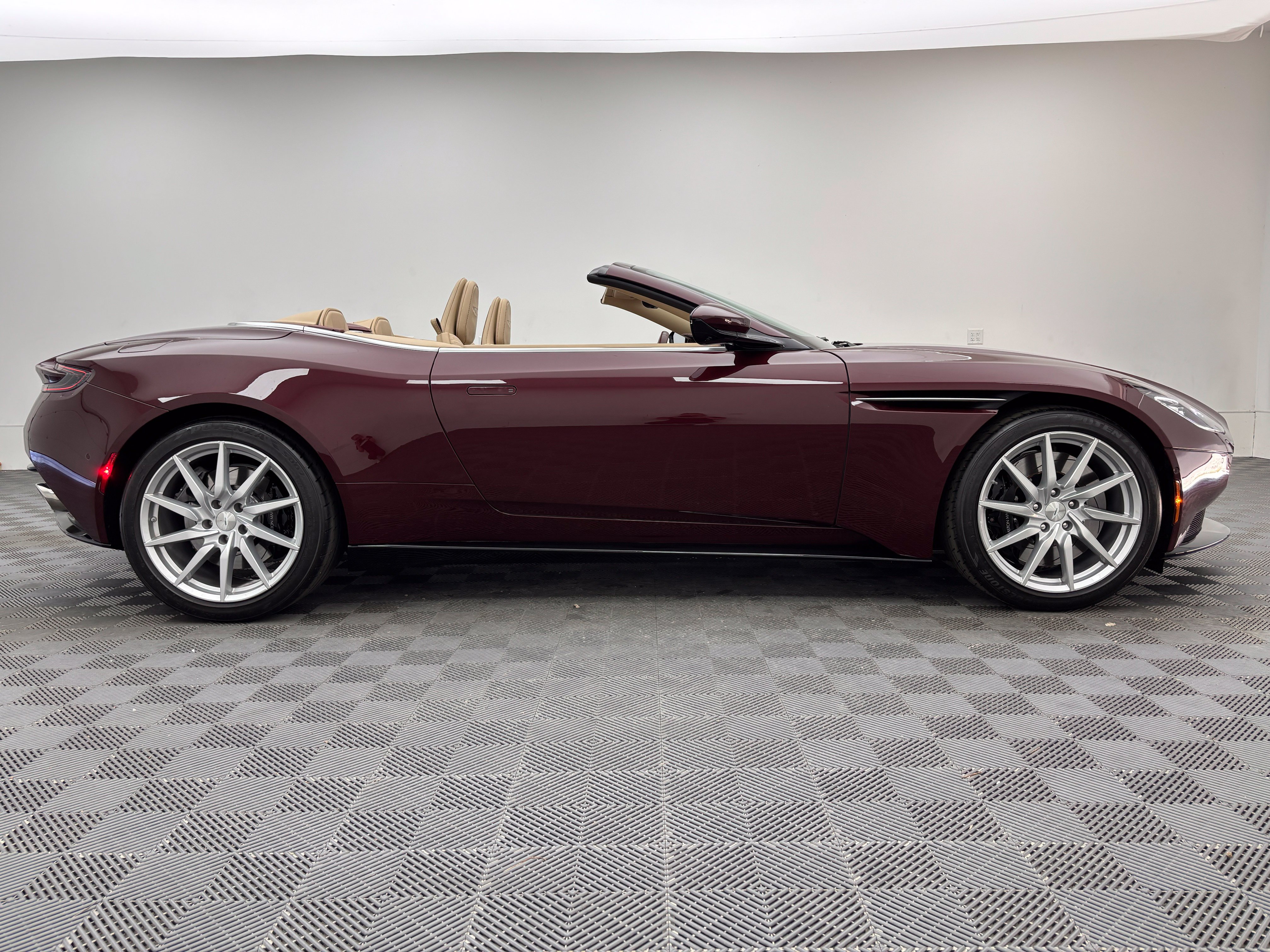 Used 2019 Aston Martin DB11 Volante RWD image 57