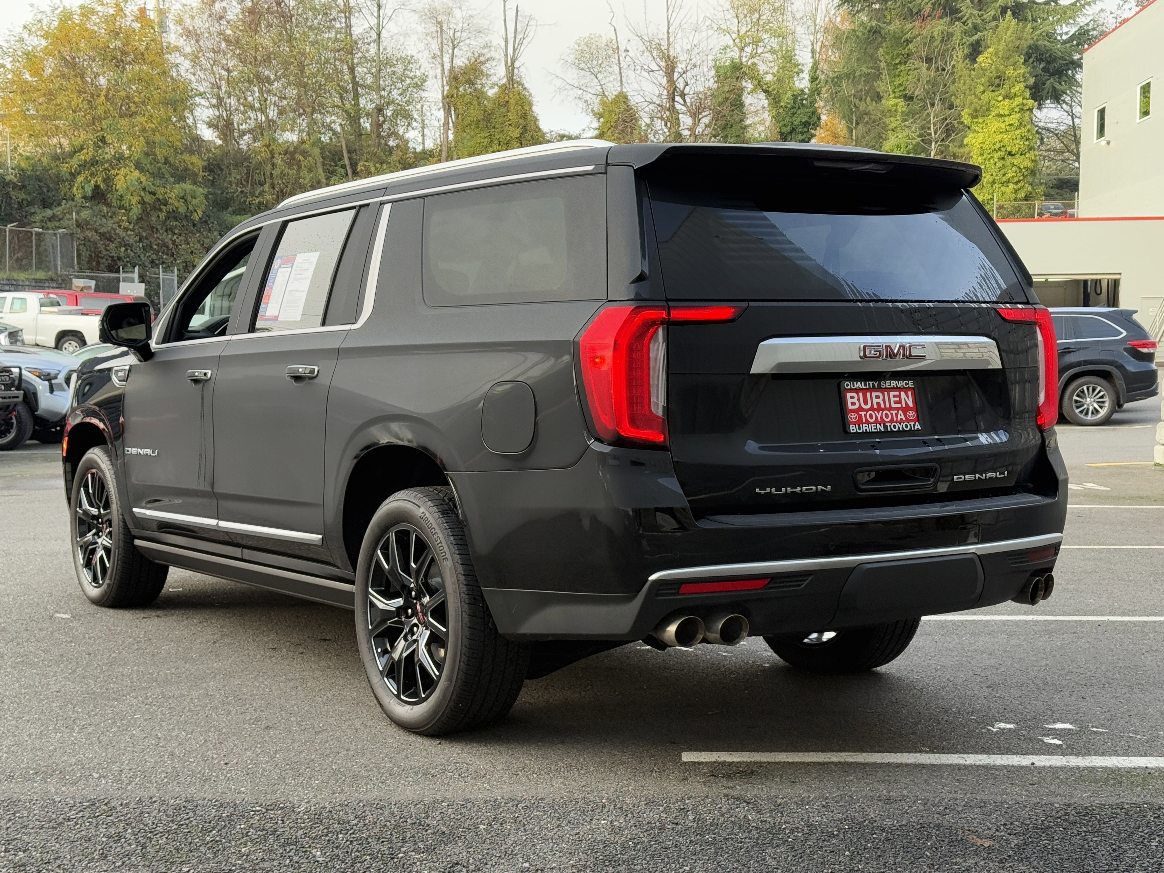 Used 2023 GMC Yukon XL Denali image 3