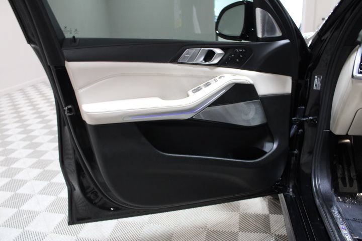 Used 2021 BMW X7 M50i w/ Dynamic Handling Package AWD/4WD image 19