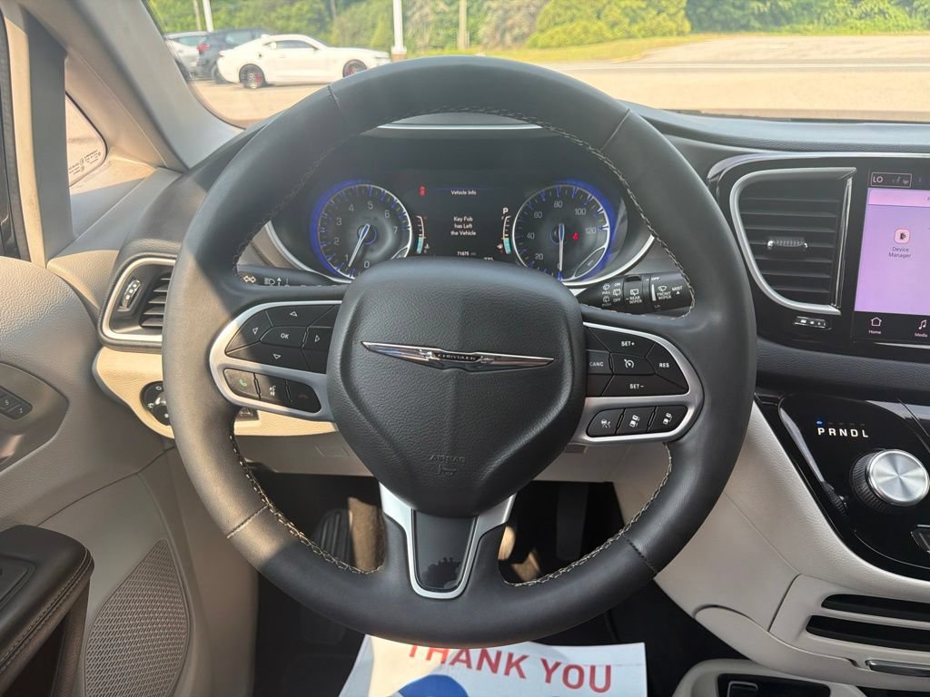 Used 2023 Chrysler Pacifica Touring-L FWD image 16