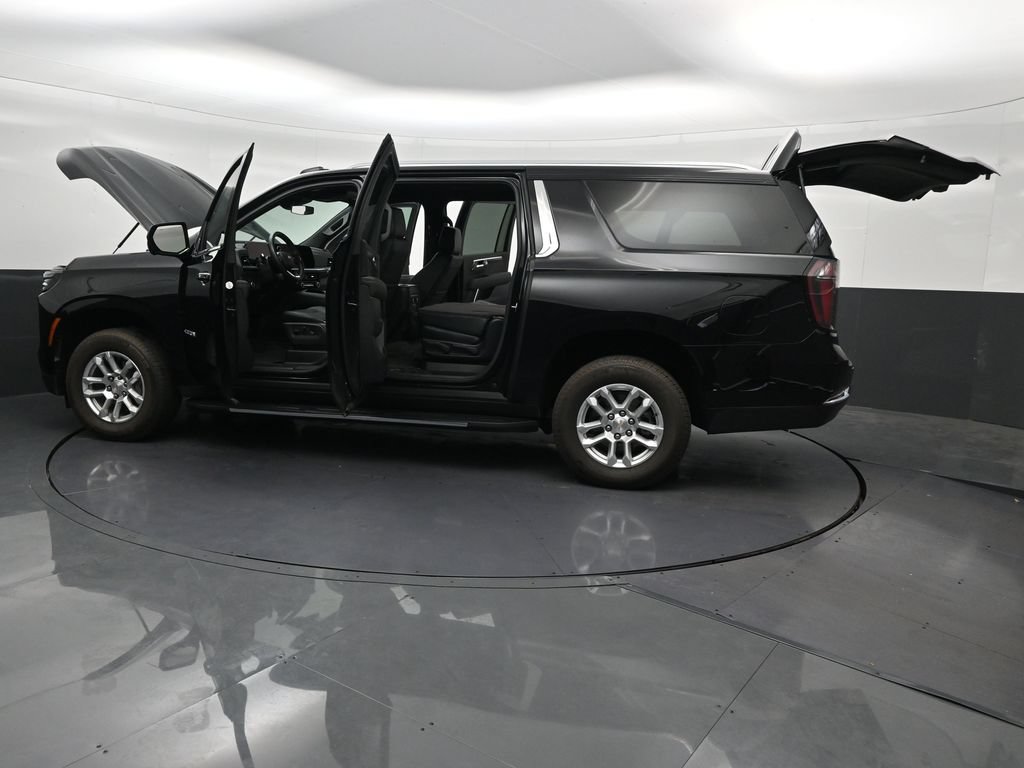Used 2026 Chevrolet Suburban LS RWD image 34