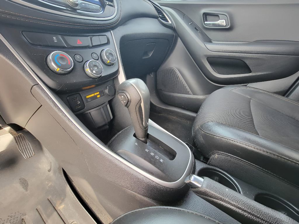 Used 2021 Chevrolet Trax LT w/ LT Convenience Package AWD/4WD image 19