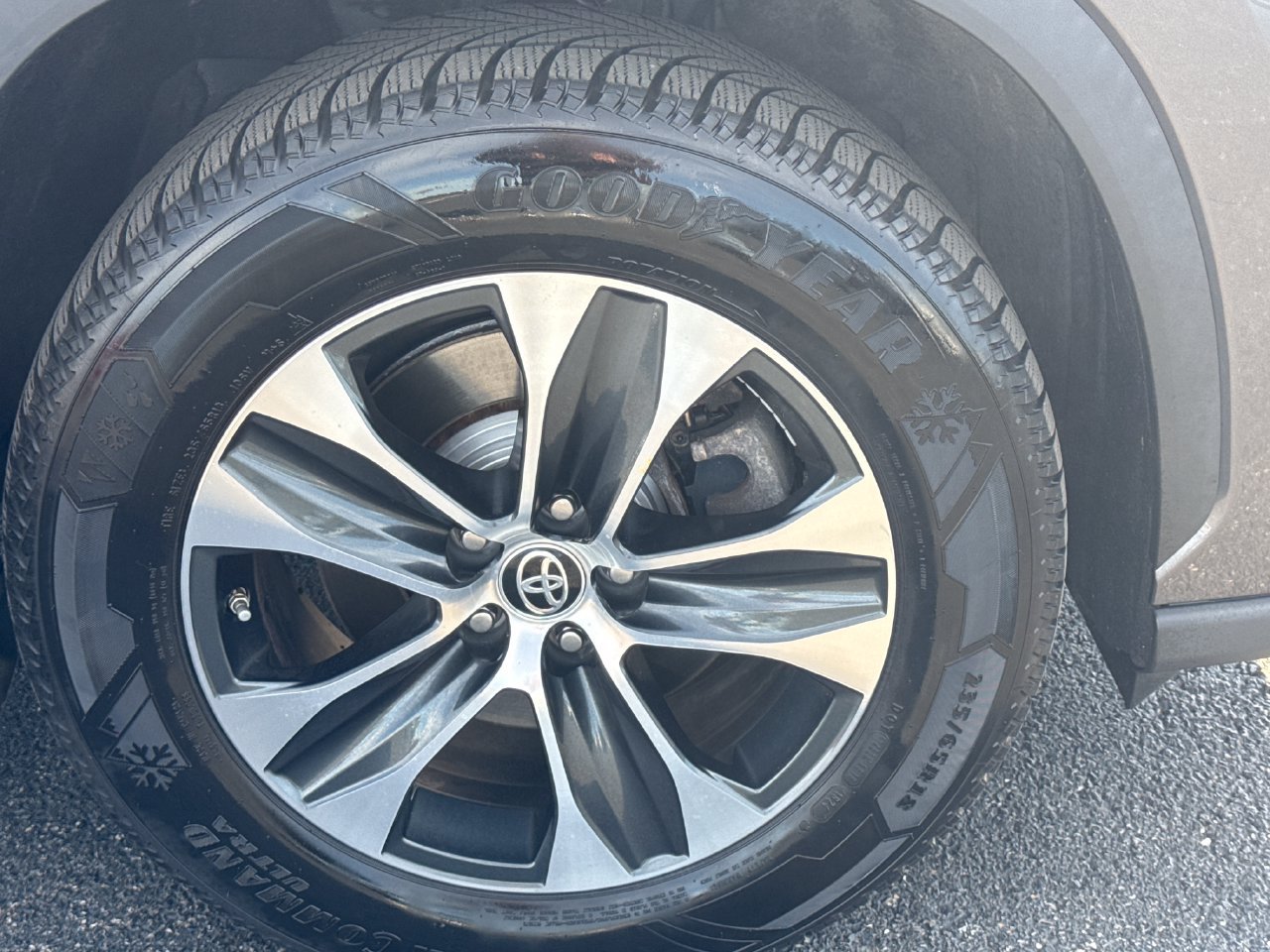 Used 2022 Toyota Highlander XLE AWD/4WD image 8