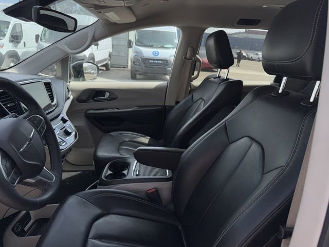 Used 2024 Chrysler Pacifica Select image 9