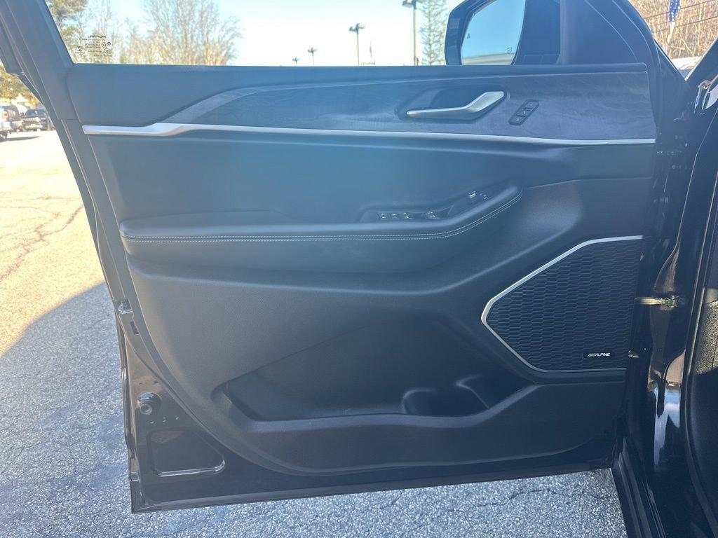 Used 2022 Jeep Grand Cherokee L Limited w/ Luxury Tech Group II image 12