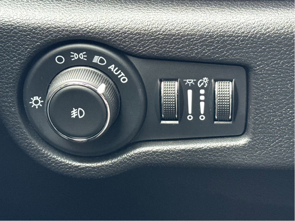 Used 2025 Chrysler Pacifica Limited image 13