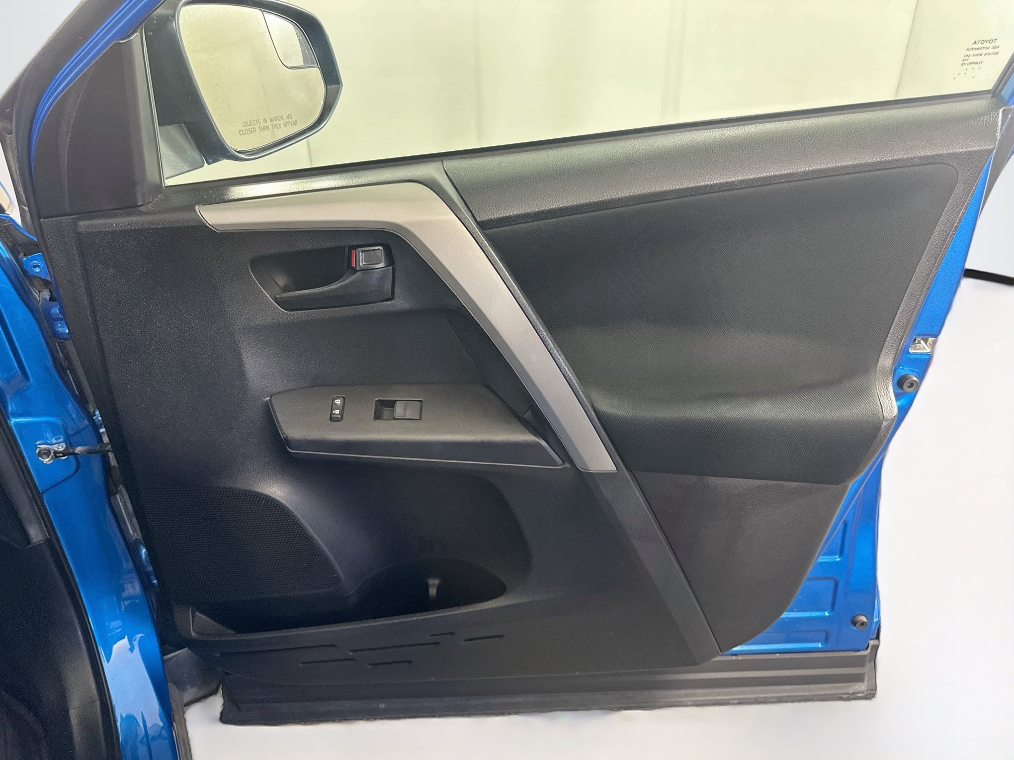 Used 2018 Toyota RAV4 LE w/ Carpet Mat Package FWD image 29