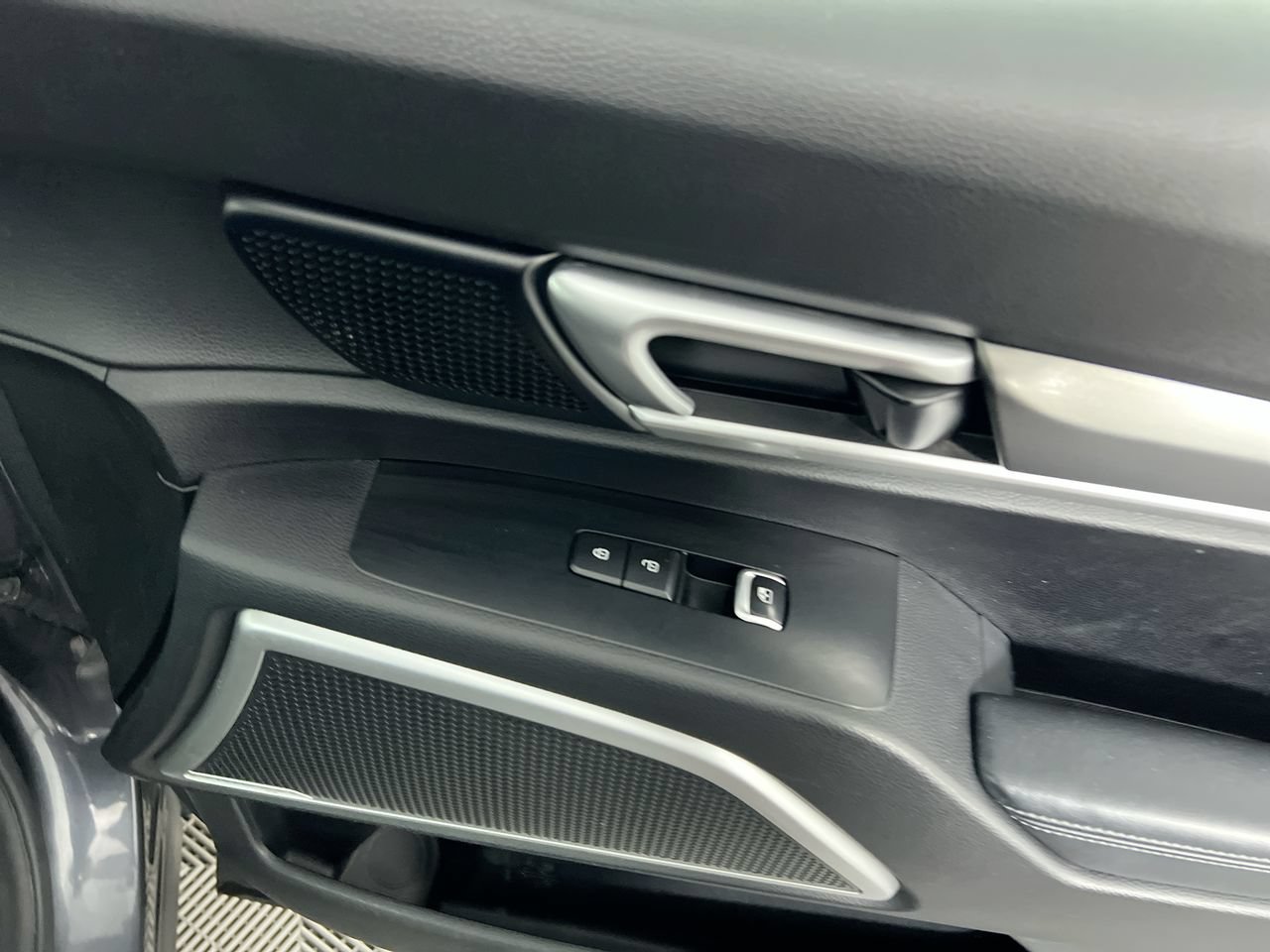 Used 2020 Kia Telluride LX FWD image 25