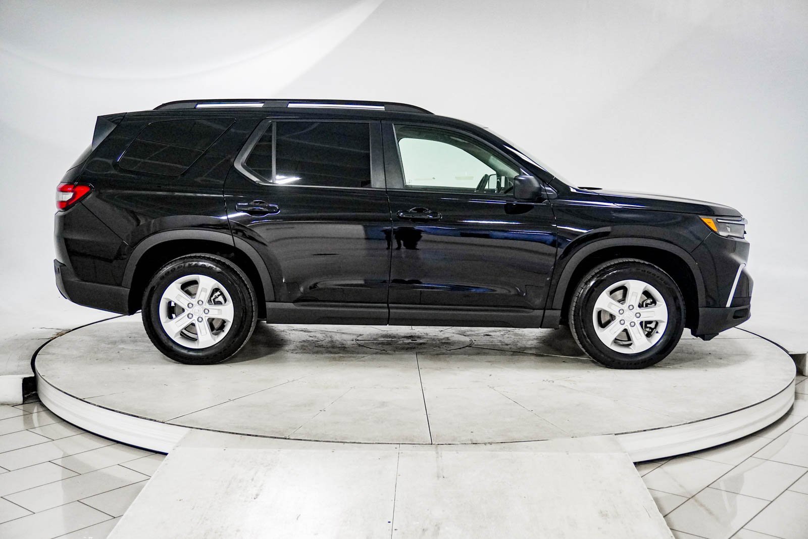 Used 2023 Honda Pilot LX image 12