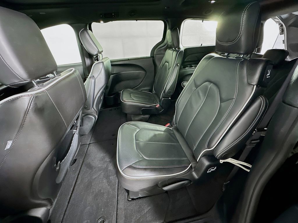 Used 2025 Chrysler Pacifica Limited FWD image 33