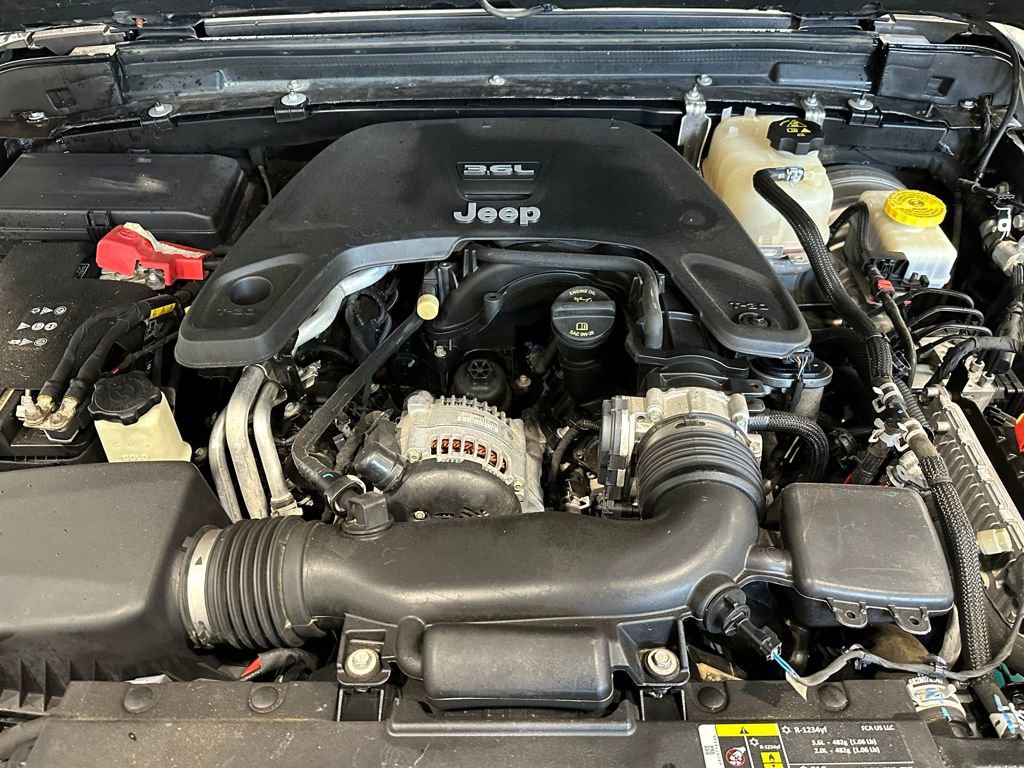 Used 2019 Jeep Wrangler Unlimited Sahara w/ Cold Weather Group AWD/4WD image 9
