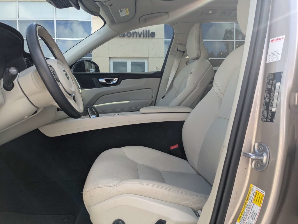 Certified 2024 Volvo XC60 B5 Core AWD/4WD image 2