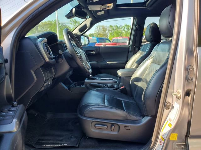 Used 2020 Toyota Tacoma TRD Sport w/ TRD Premium Sport Package AWD/4WD image 18