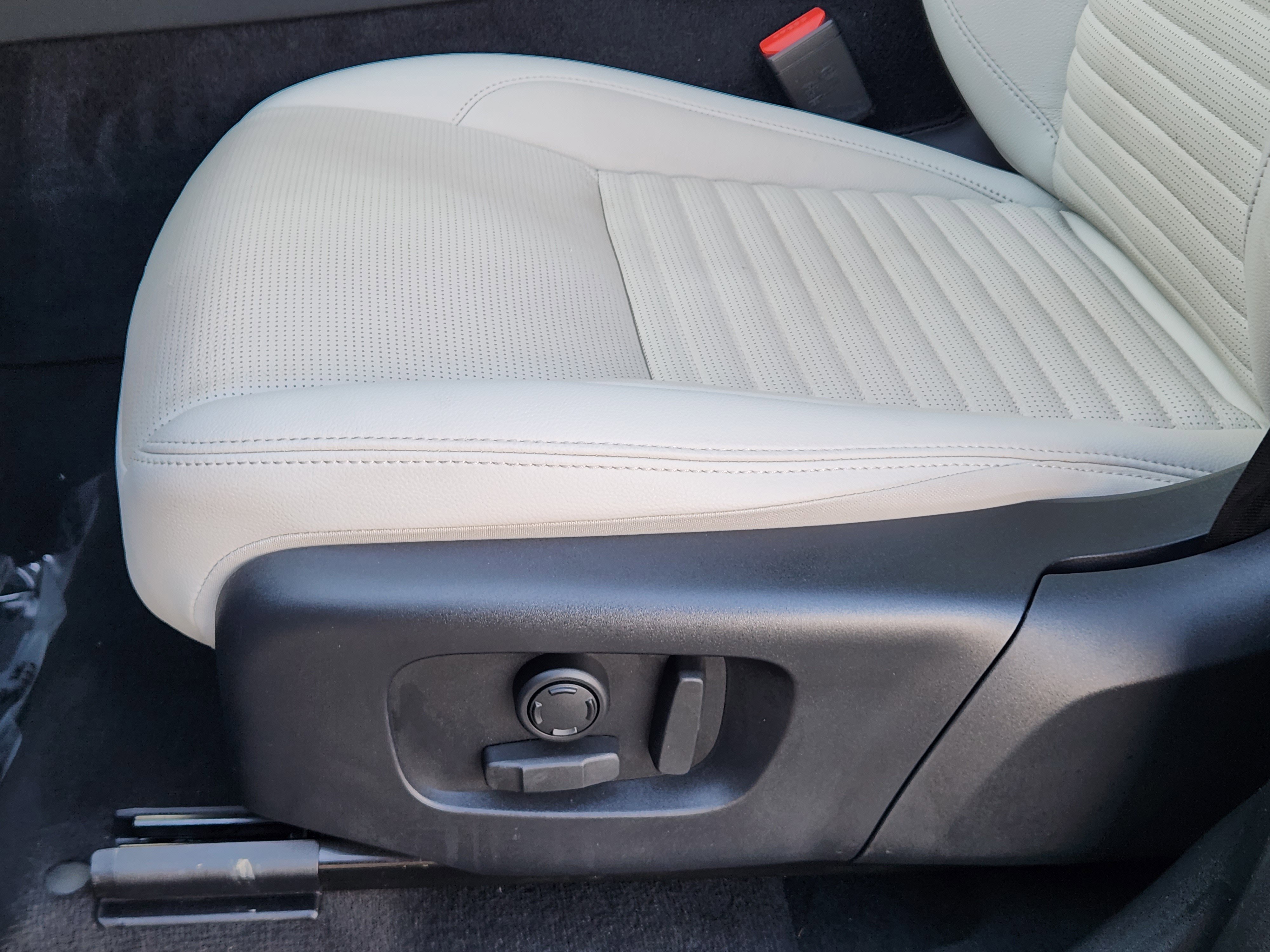 Certified 2025 Land Rover Discovery Sport S image 25