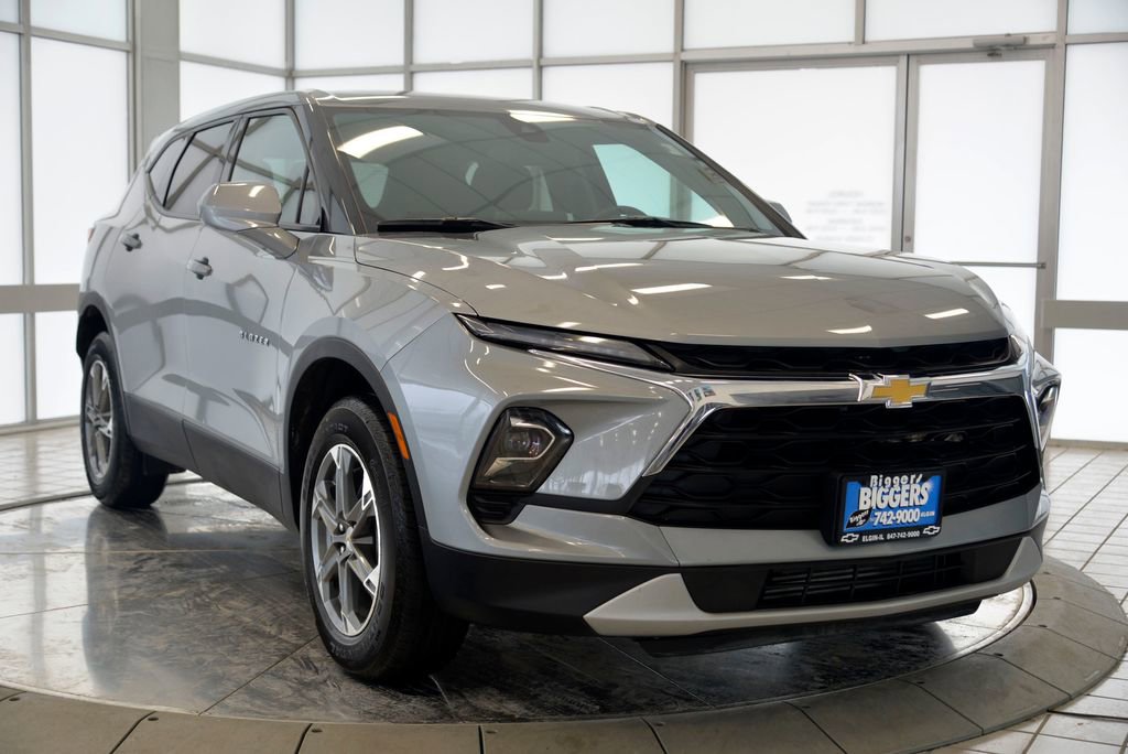 Used 2023 Chevrolet Blazer LT image 2