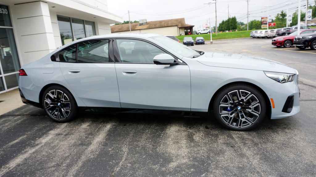 New 2027 BMW 530i xDrive w/ M Sport Package AWD/4WD image 4
