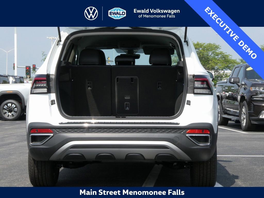 Certified 2025 Volkswagen Taos SE image 24