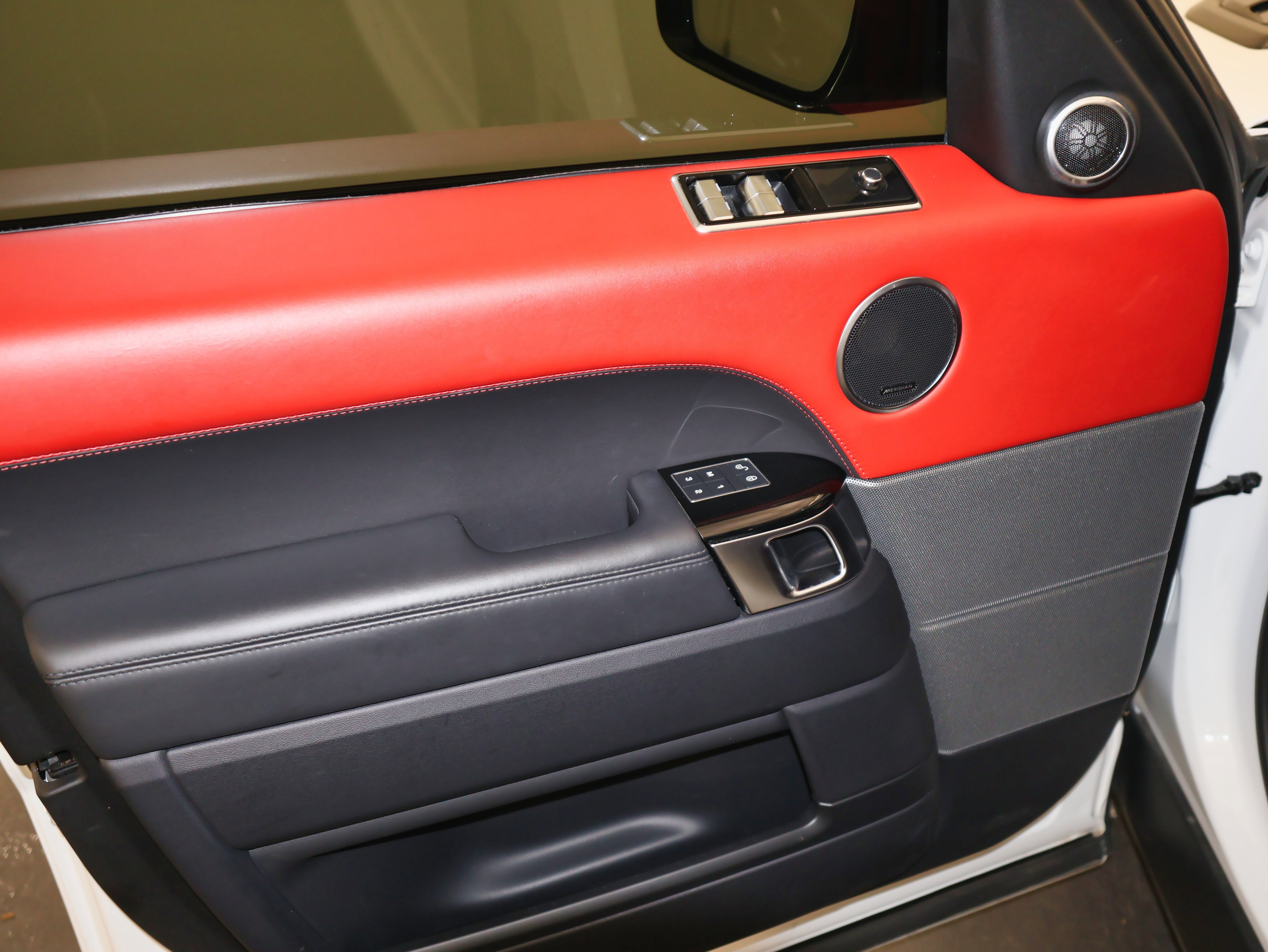 Used 2018 Land Rover Range Rover Sport HSE Dynamic image 17