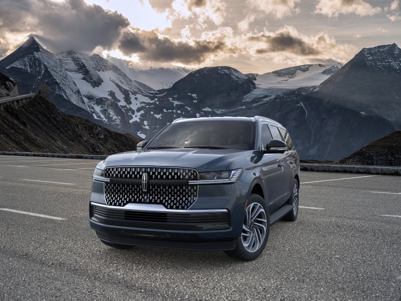 New 2026 Lincoln Navigator Premiere AWD/4WD image 2