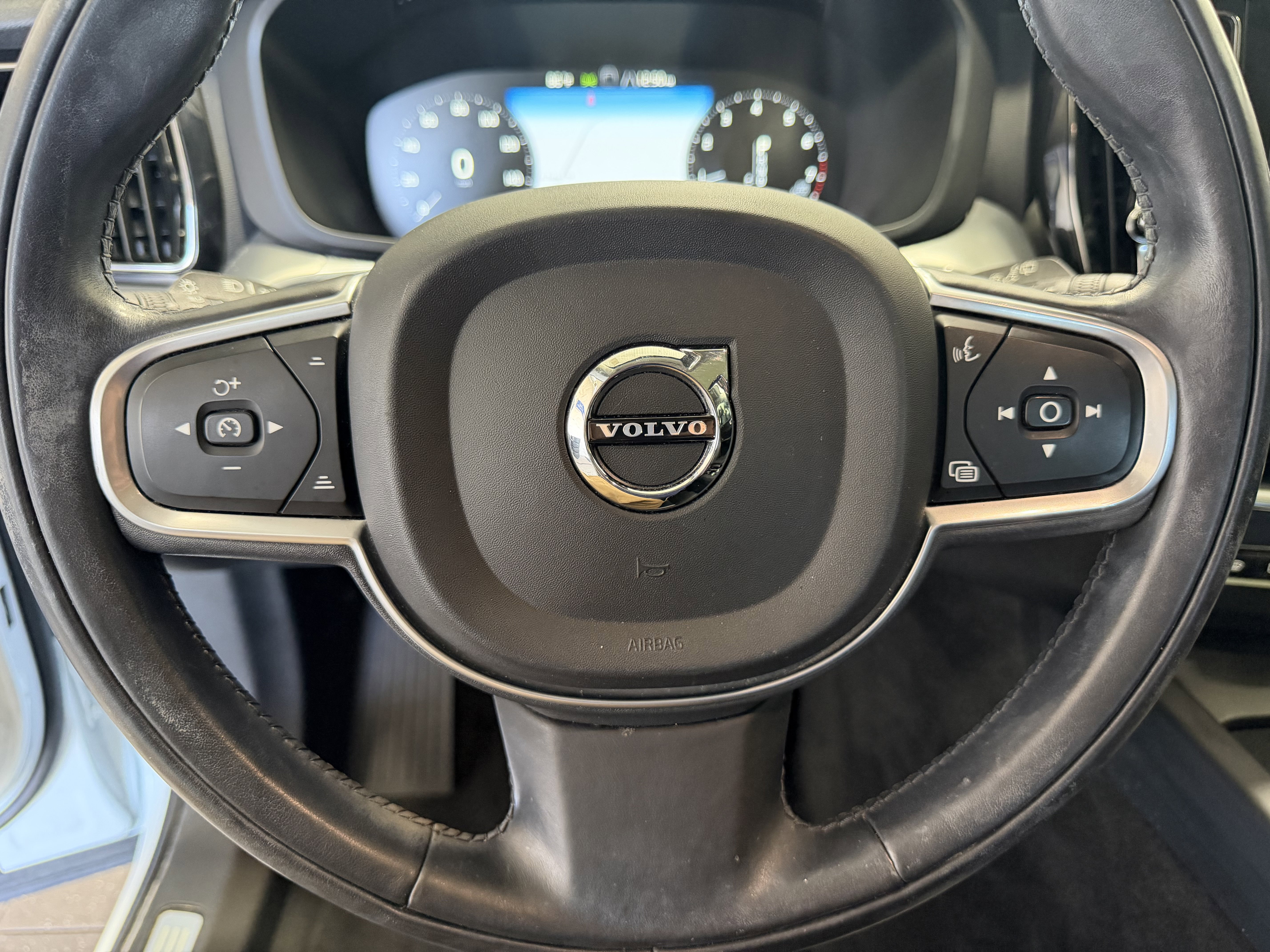 Used 2019 Volvo XC60 T5 Momentum w/ Multimedia Package image 17