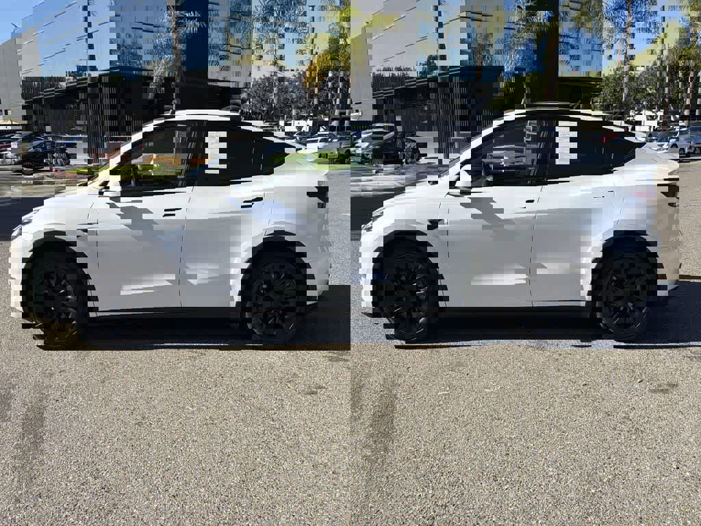 Used 2022 Tesla Model Y Long Range image 3