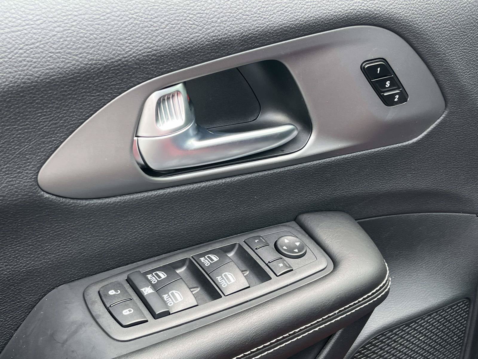 New 2027 Chrysler Pacifica Select FWD image 9