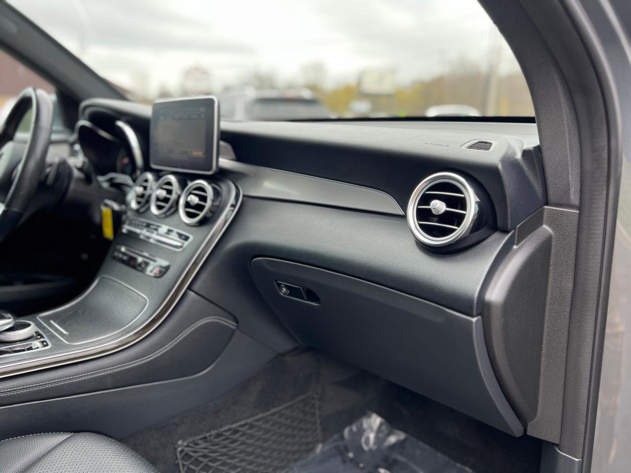 Used 2019 Mercedes-Benz GLC 300 4MATIC image 40